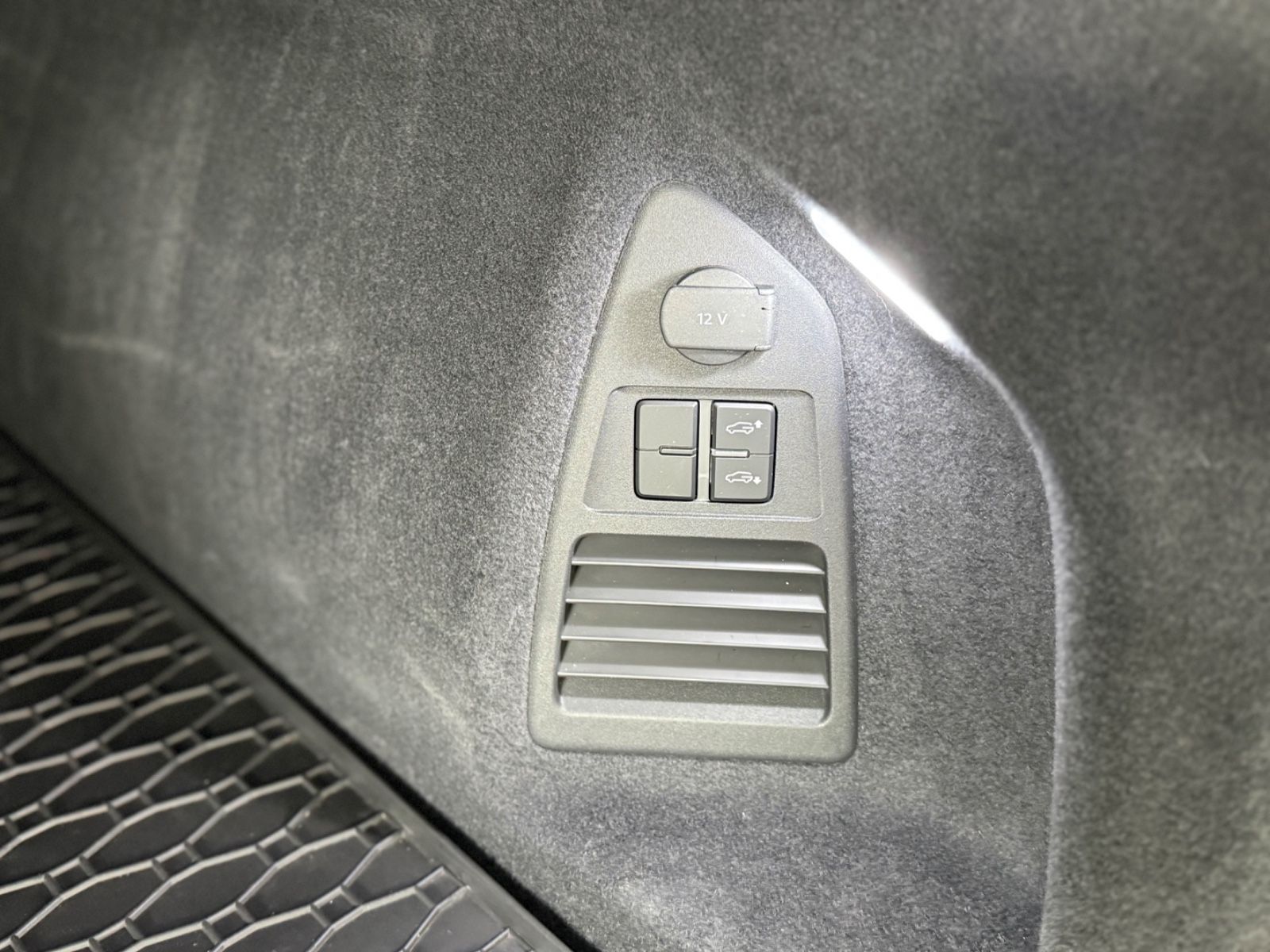 Volkswagen Touareg R-Line 4Motion - Samsaru's Car Outlet