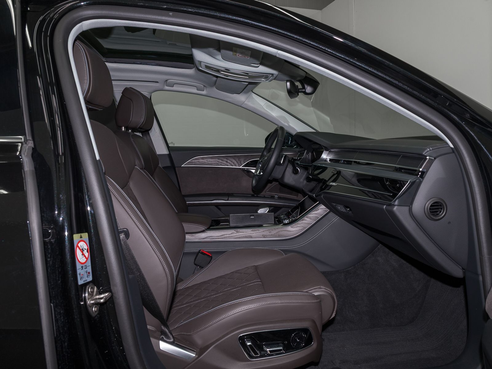 Audi A8 Lang 60 TFSIe Q - Samsaru's Car Outlet