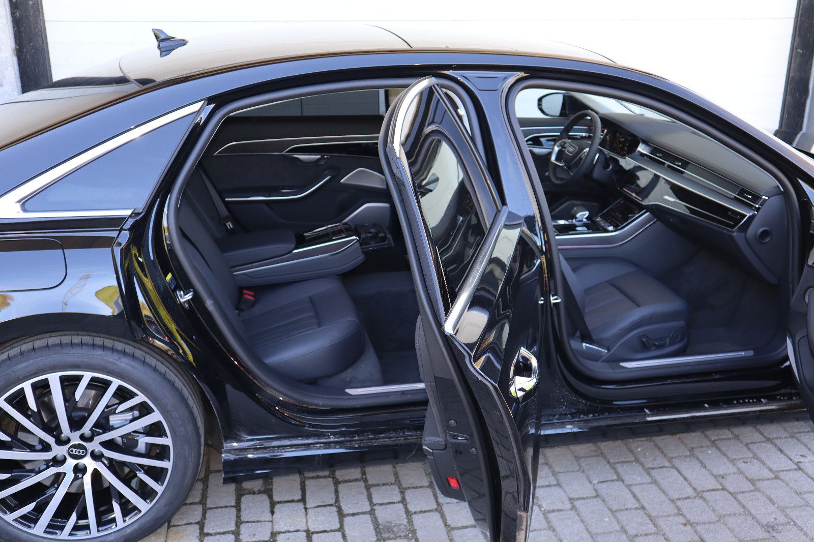 Audi A8L 60 TFSIe lang - Samsaru's Car Outlet