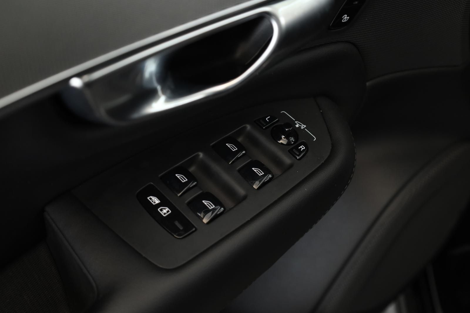 Volvo XC90 B5 AWD Core 7S LED Navi SHZ ACC Kam 20" AHK