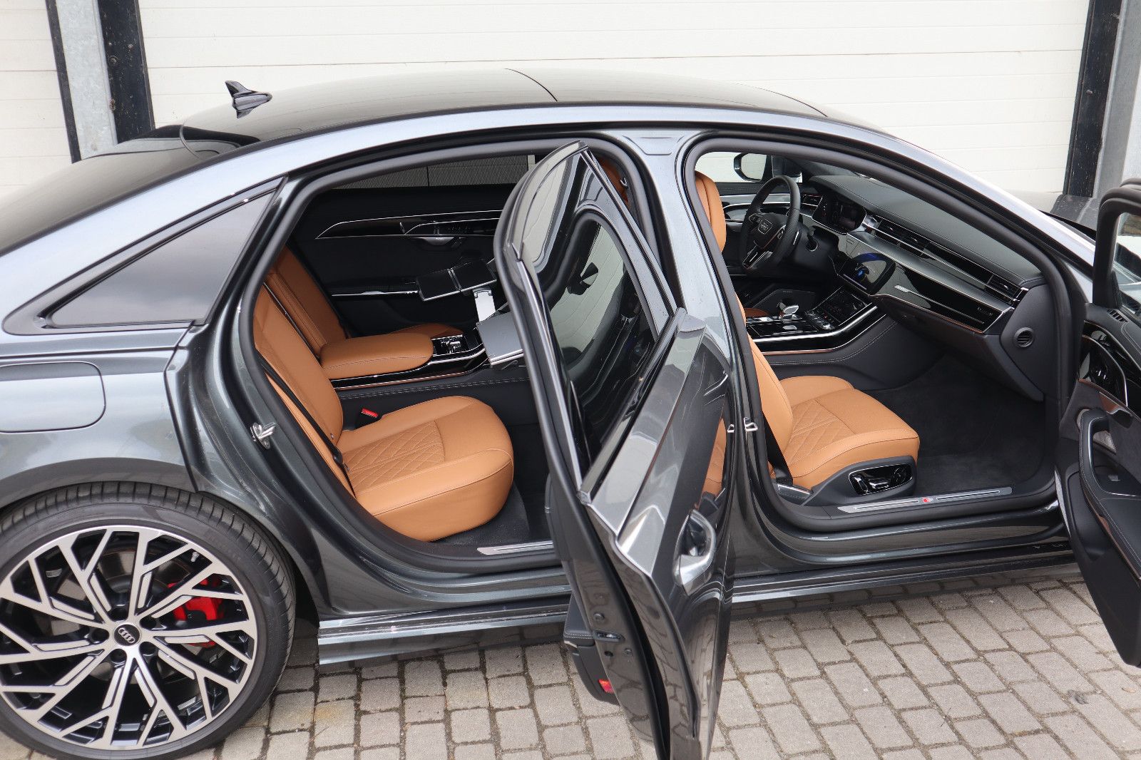 Audi A8L 60 TFSIe lang BLACK - Samsaru's Car Outlet