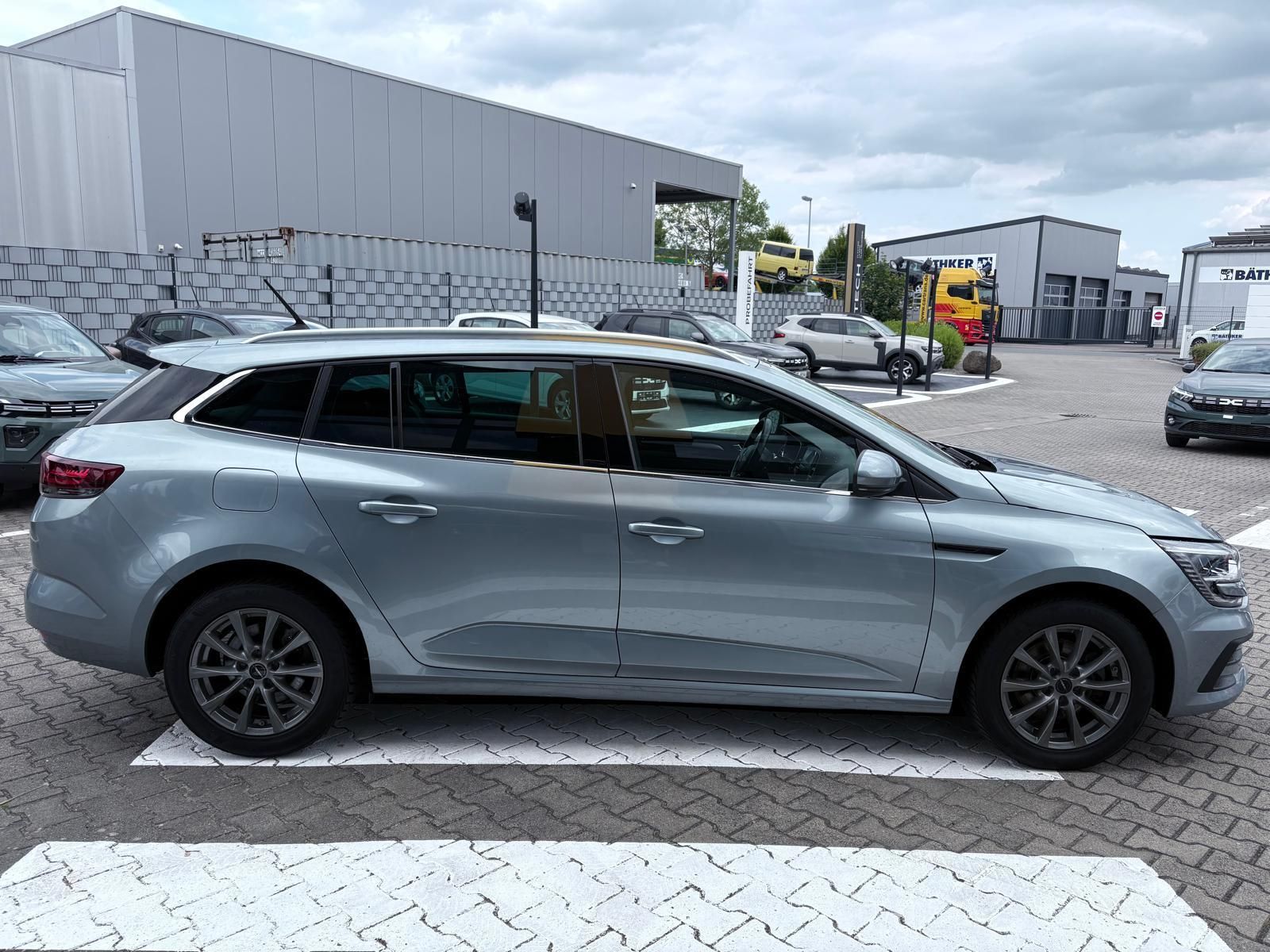 Renault Megane Grandtour ZEN E-TECH Plug-in - Samsaru's Car Outlet