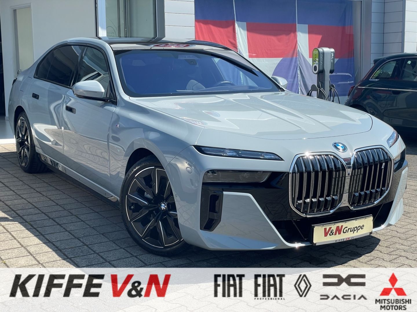 BMW i7 xD 60 MSPORT PANOSKY FOND-TV B&W KRISTALL-LED
