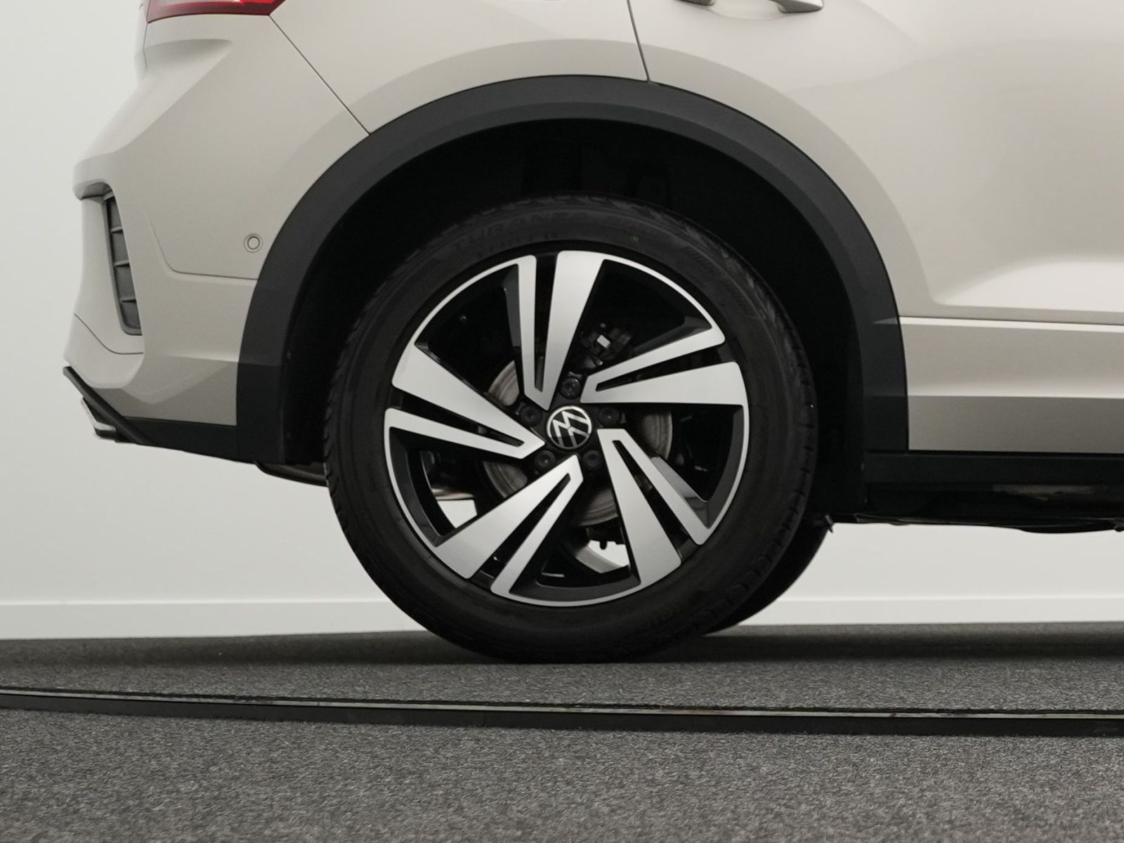 Volkswagen T-Roc R-Line 1.5 TSI DSG - Samsaru's Car Outlet