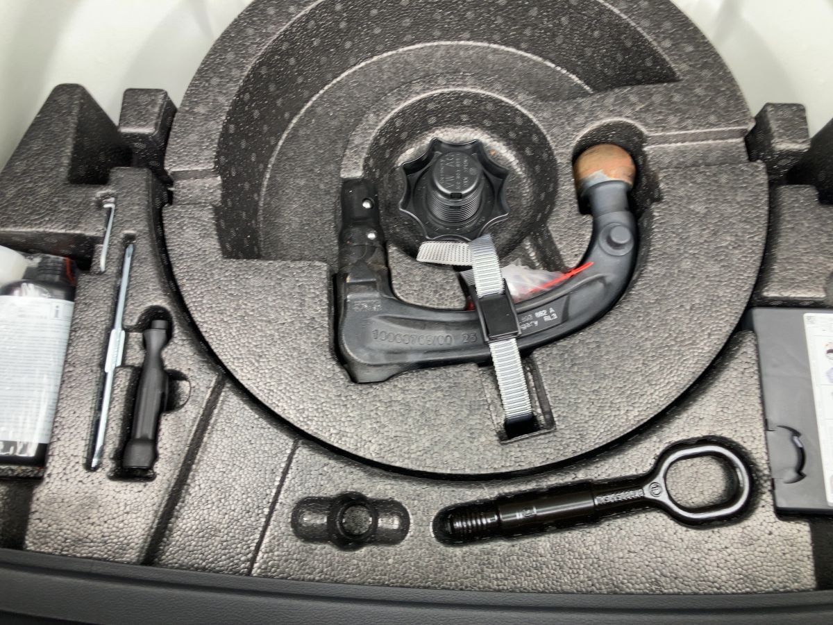 Volkswagen T-ROC 1.0 TSI LIFE - Samsaru's Car Outlet