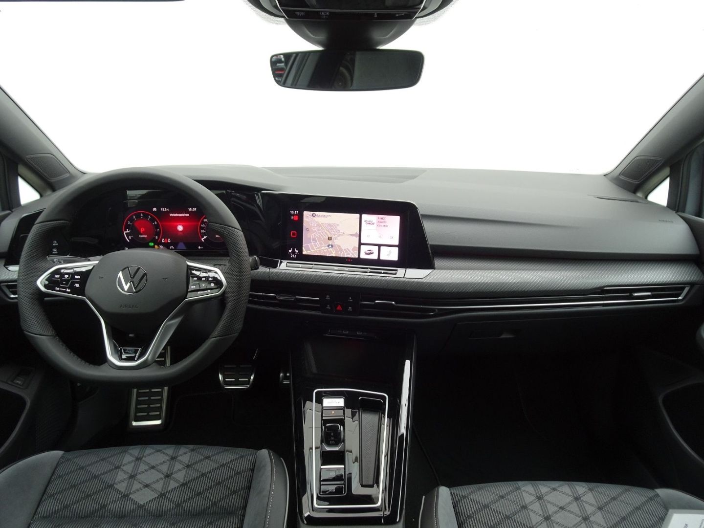 Volkswagen Golf VIII 2.0 TSI DSG R-Line - Samsaru's Car Outlet