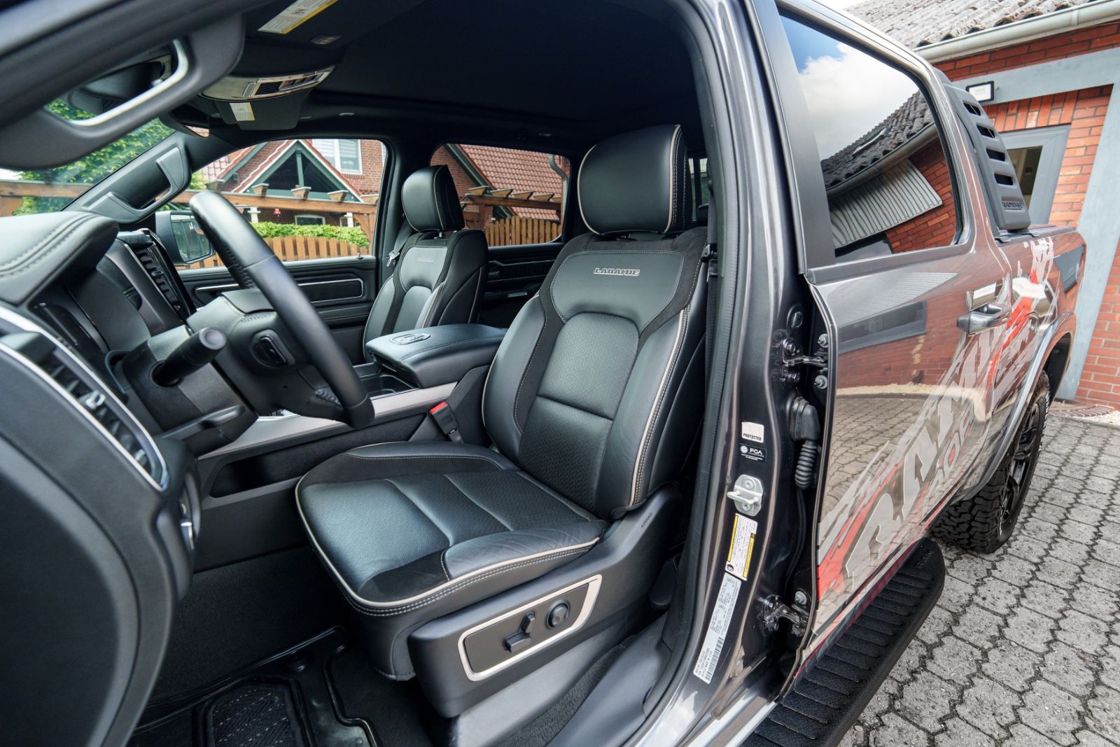 Dodge RAM5.7Laramie E-Torque/LPG/Navi/360*Dig-T/Pano