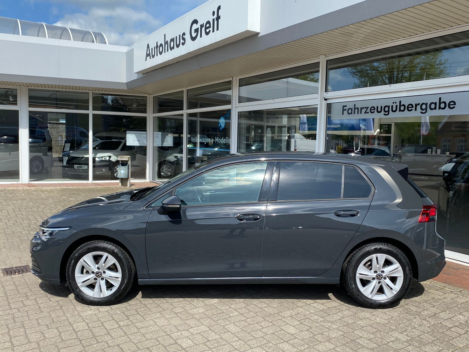 Volkswagen Golf VIII 1.5 eTSI DSG Life - Samsaru's Car Outlet