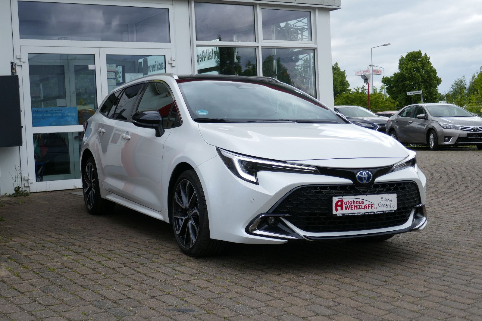 Toyota Corolla 2.0 Hybrid Lounge - Samsaru's Car Outlet