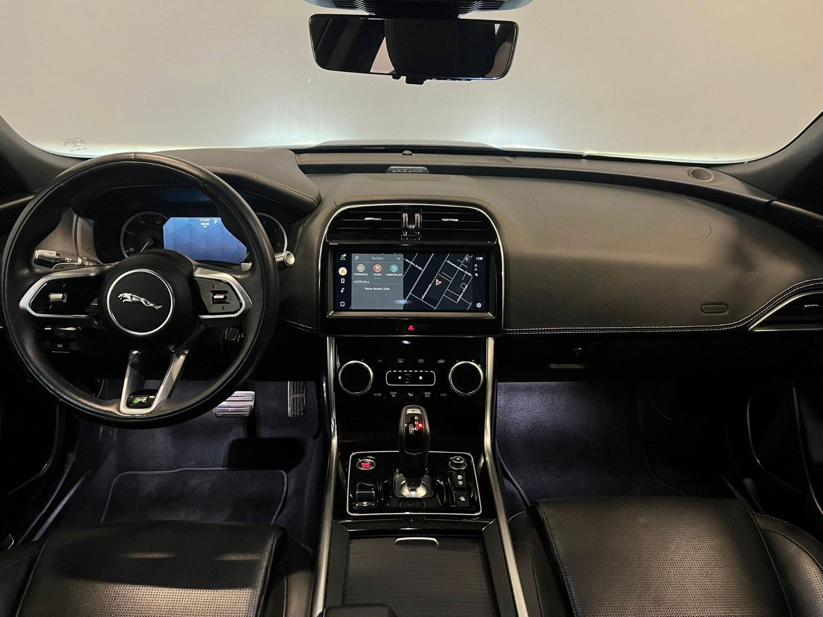 Jaguar XE P250 R-Dynamic Black *ACC-HuD-LED-360°*