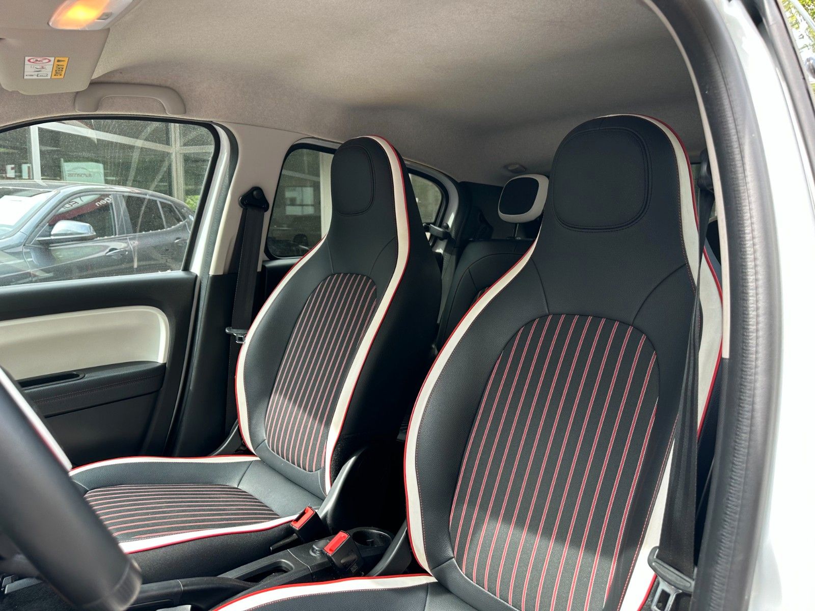 Renault Twingo TCe90 - Samsaru's Car Outlet