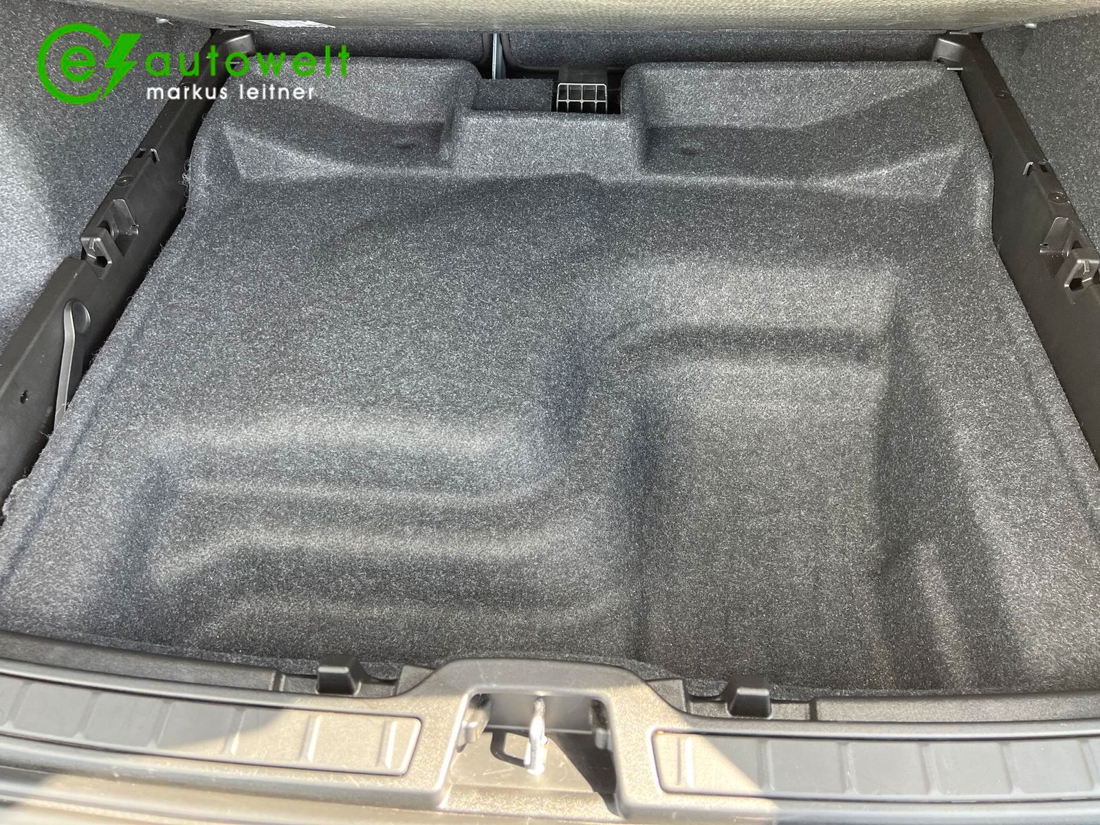 Volvo XC40 Recharge P8 AWD R-Design - Samsaru's Car Outlet