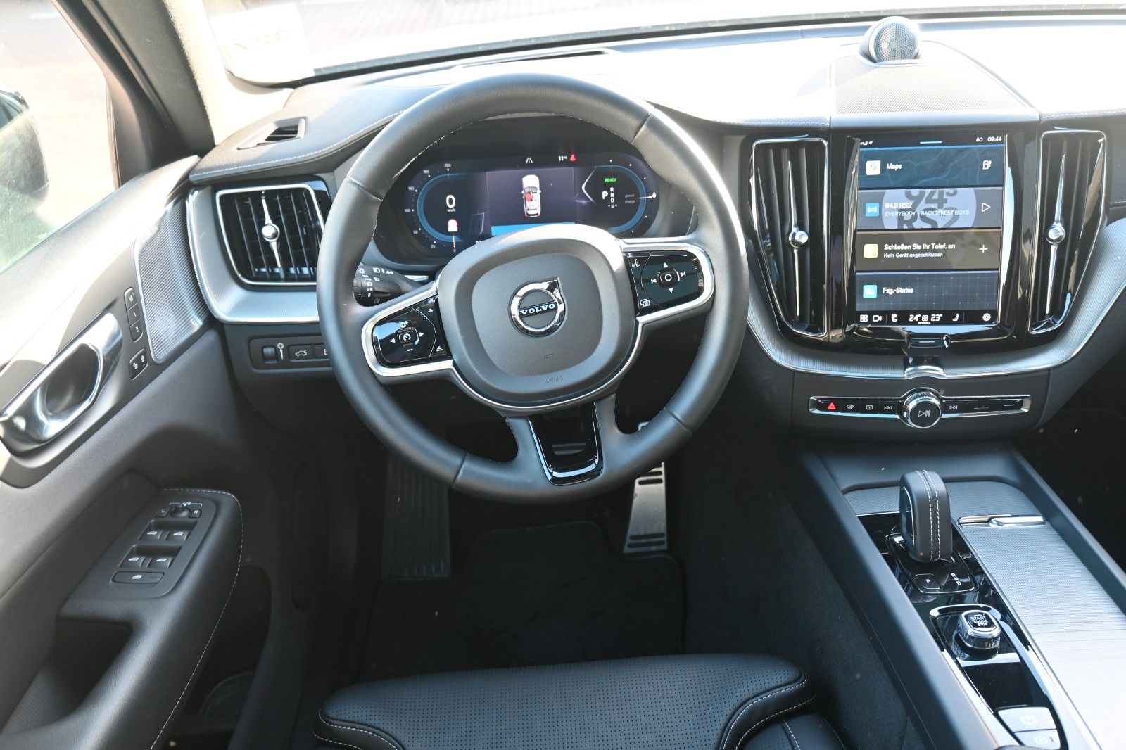 Volvo XC60 R Design PHEV - Samsaru's Car Outlet