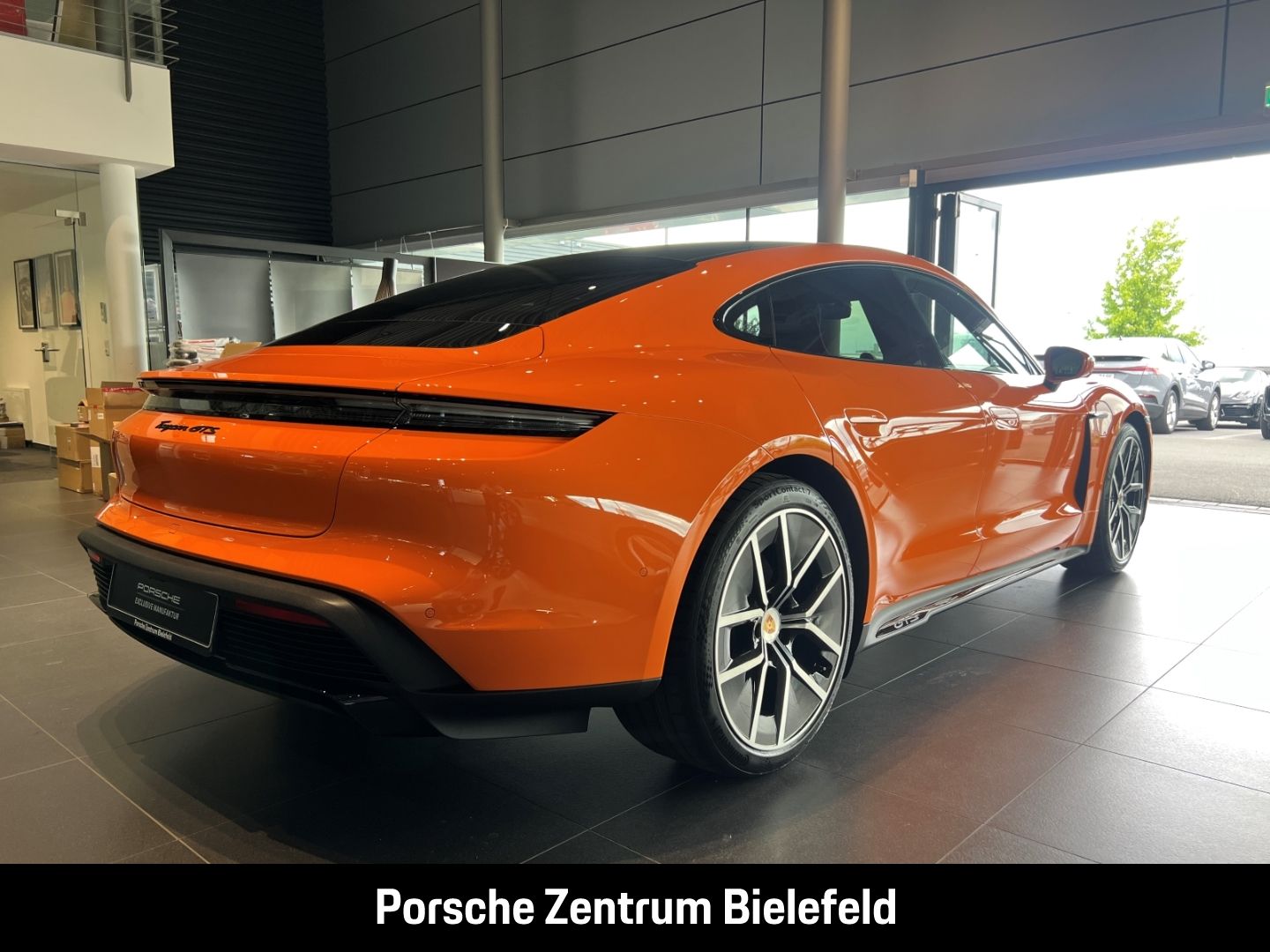 Porsche Taycan GTS Pastellorange Soft-Close SurroundView