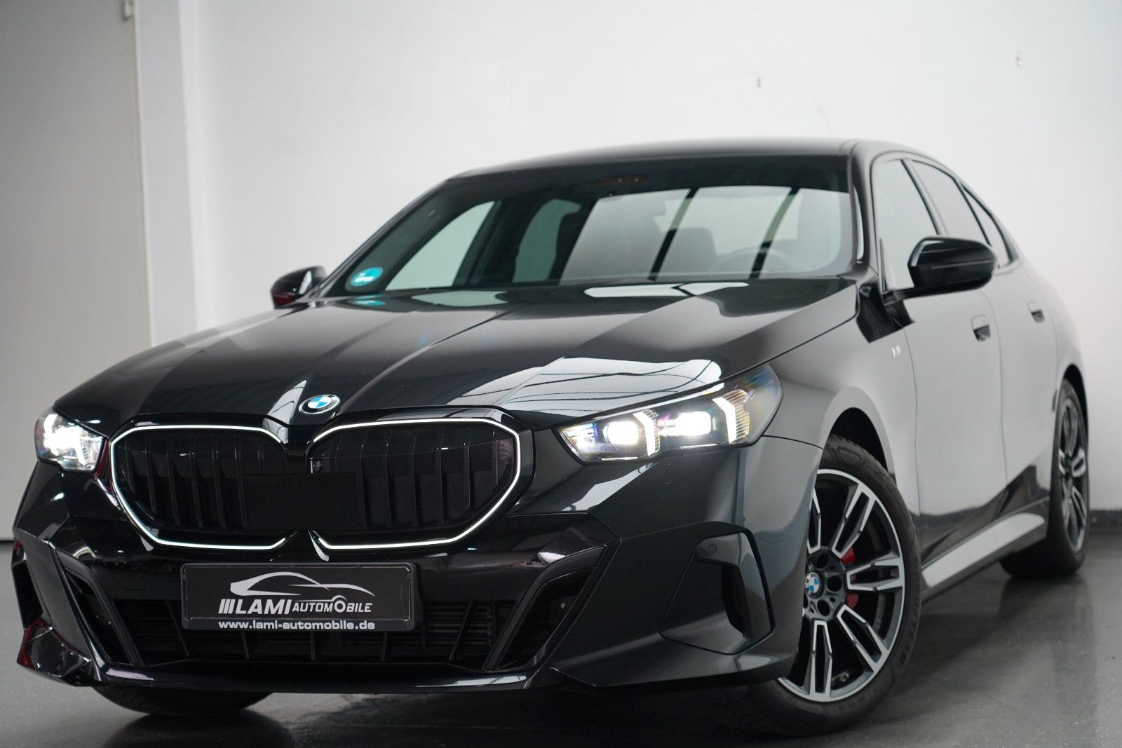 BMW 520d M Sport PRO PANO AHK CARBON 360 B&W HUD