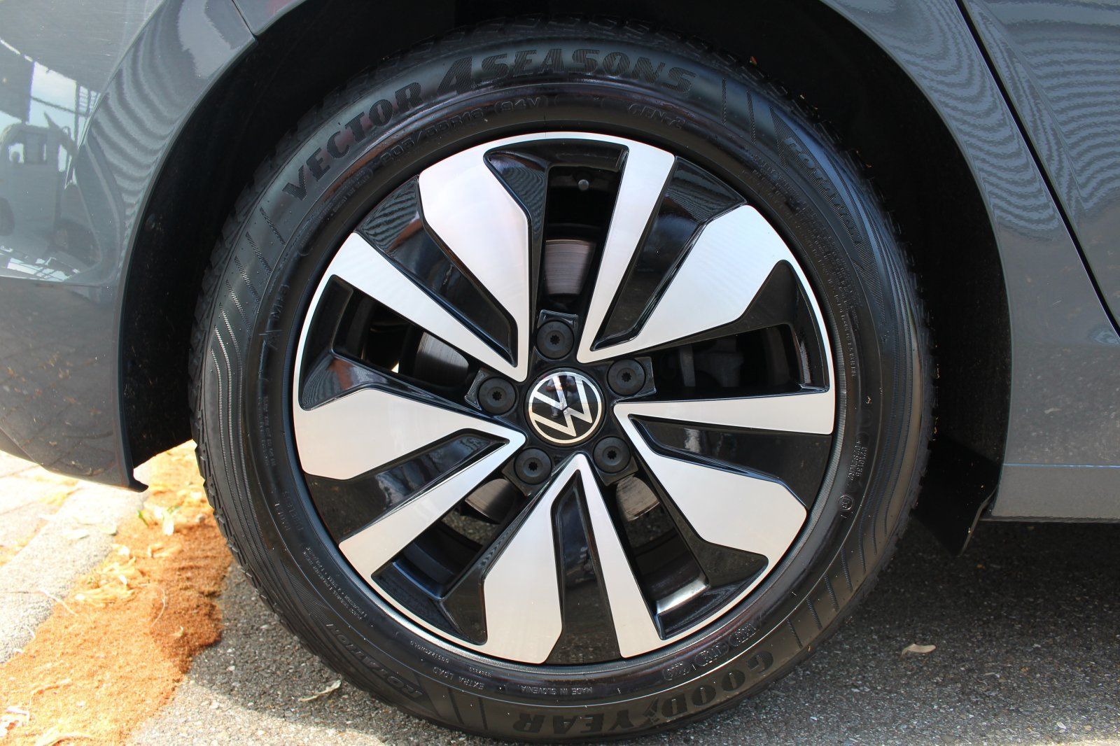 Volkswagen Golf VIII 2.0 TDI DSG Move - Samsaru's Car Outlet