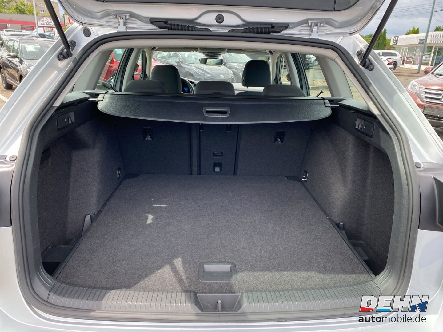 Volkswagen Golf Variant VIII 1.0 ETSI MHD DSG Life - Samsaru's Car Outlet