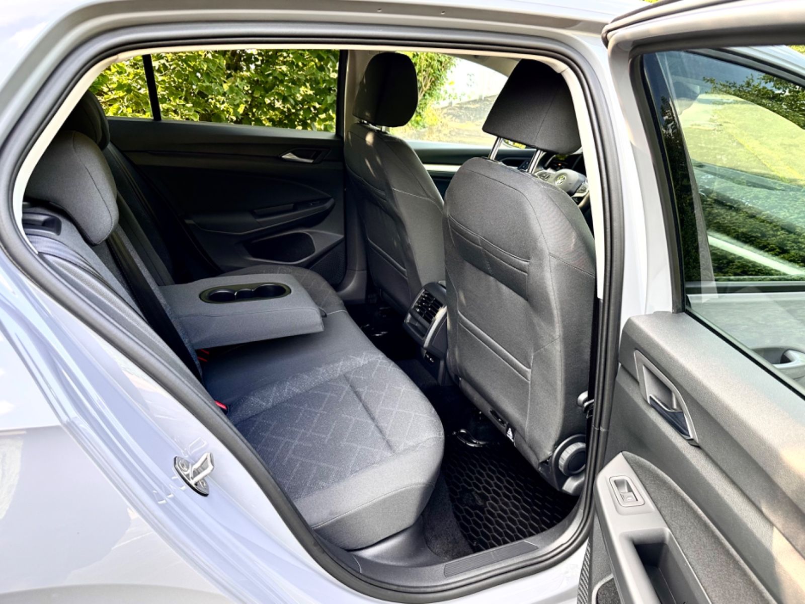 Volkswagen Golf VIII Lim.Life eTSI Automatik - Samsaru's Car Outlet
