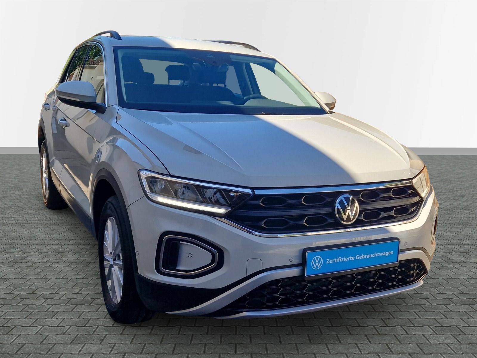 Volkswagen T-Roc Life - Samsaru's Car Outlet