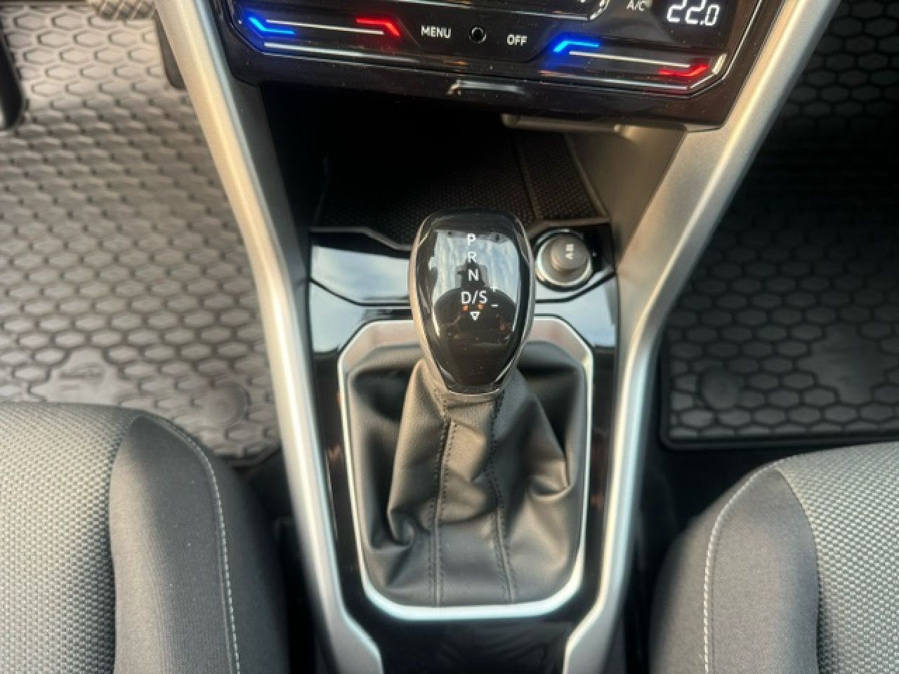 Volkswagen T-Roc Life 1.5 TSI DSG - Samsaru's Car Outlet