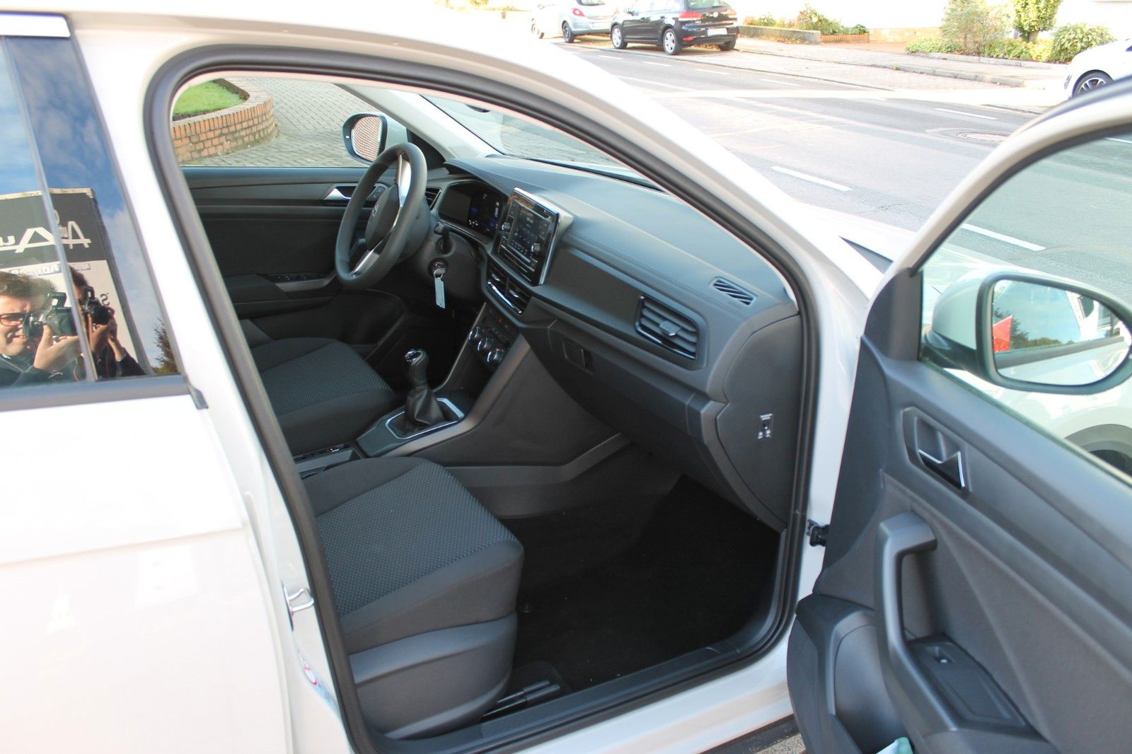 Volkswagen T-Roc 1.0 TSi - Samsaru's Car Outlet