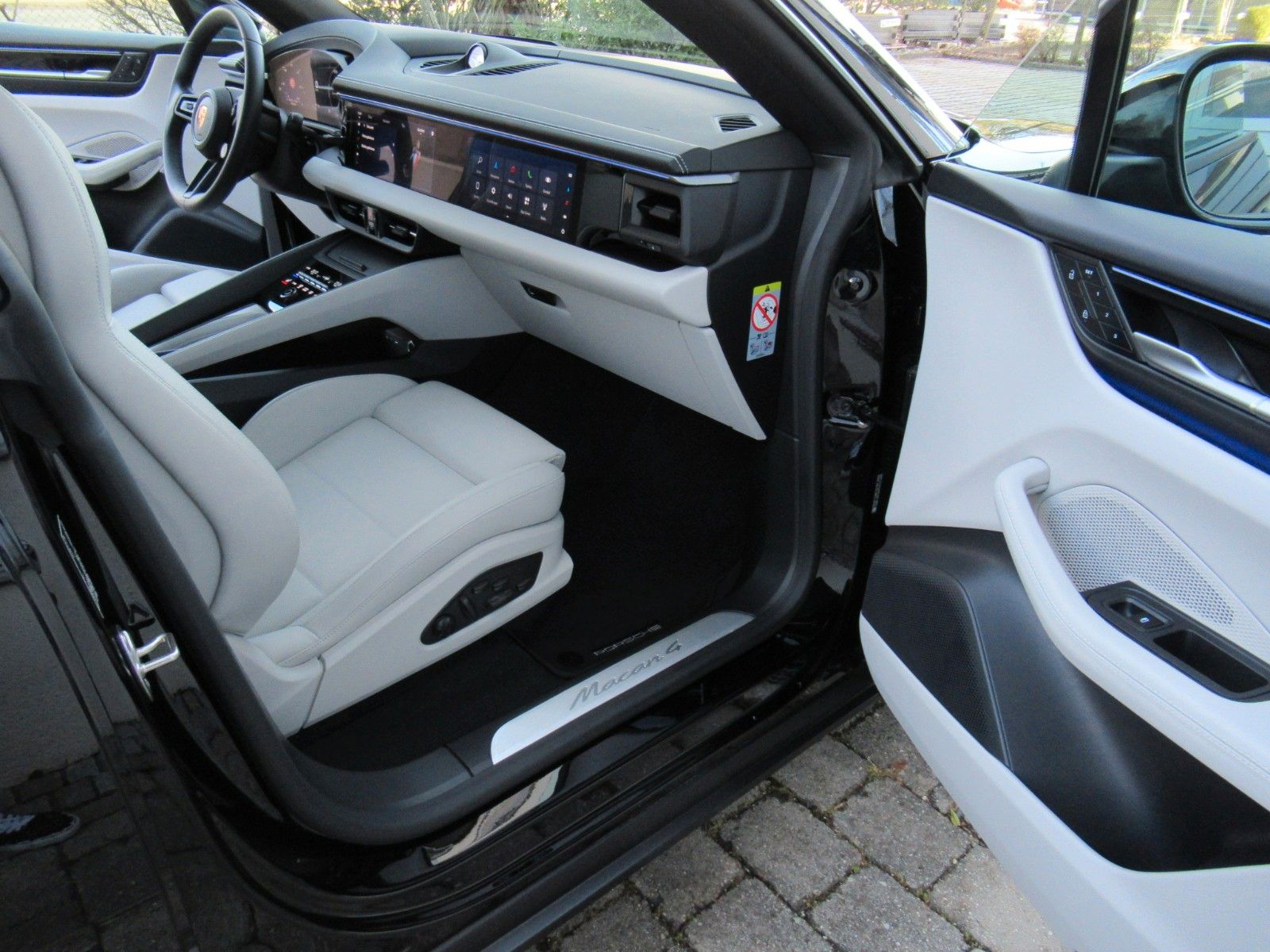 Porsche MACAN 4e - Samsaru's Car Outlet
