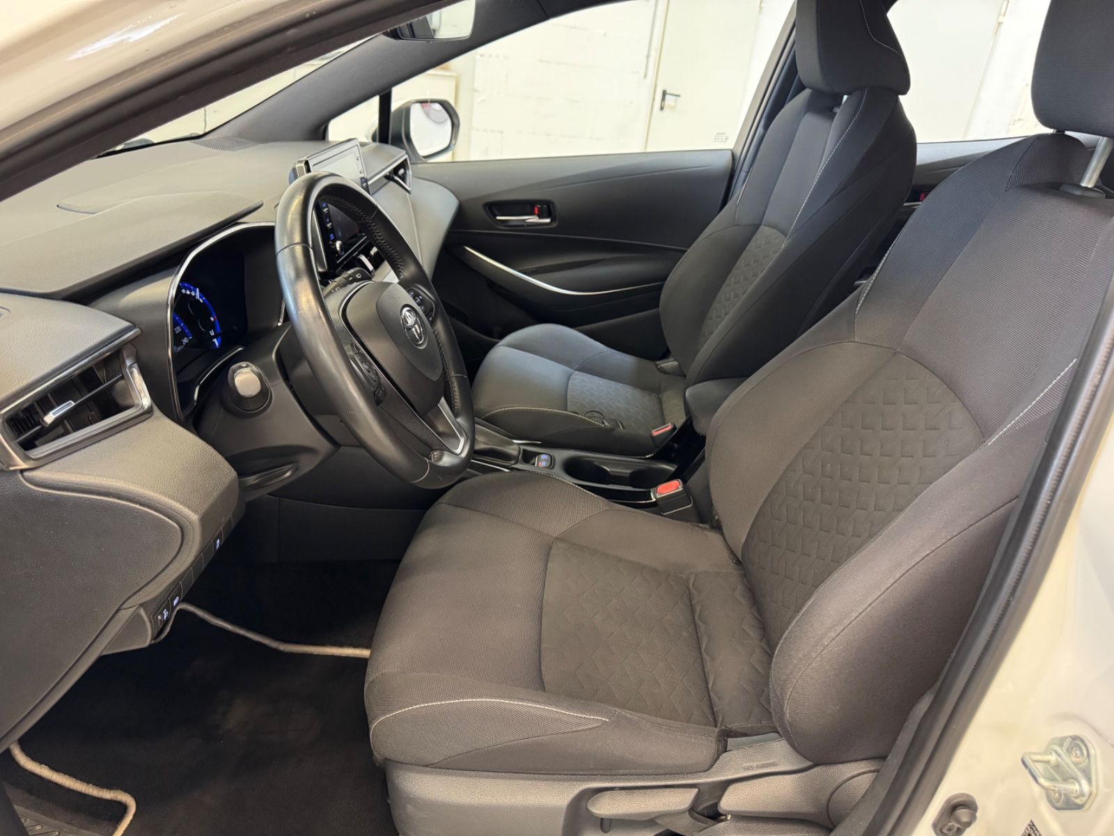 Toyota Corolla 1.8 Hybrid Business Edition - Samsaru's Car Outlet