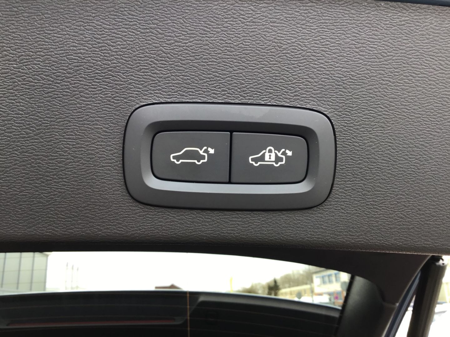 Volvo XC40 B3 Plus Dark - Samsaru's Car Outlet