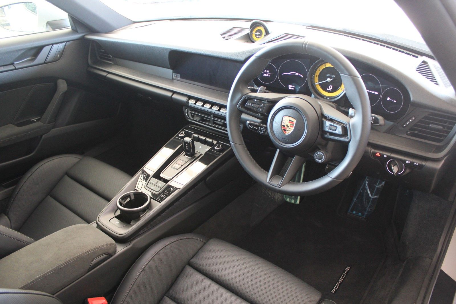 Porsche 911 Carrera 4 GTS RHD/ACC/Sportabgas/Lift/S-Dach