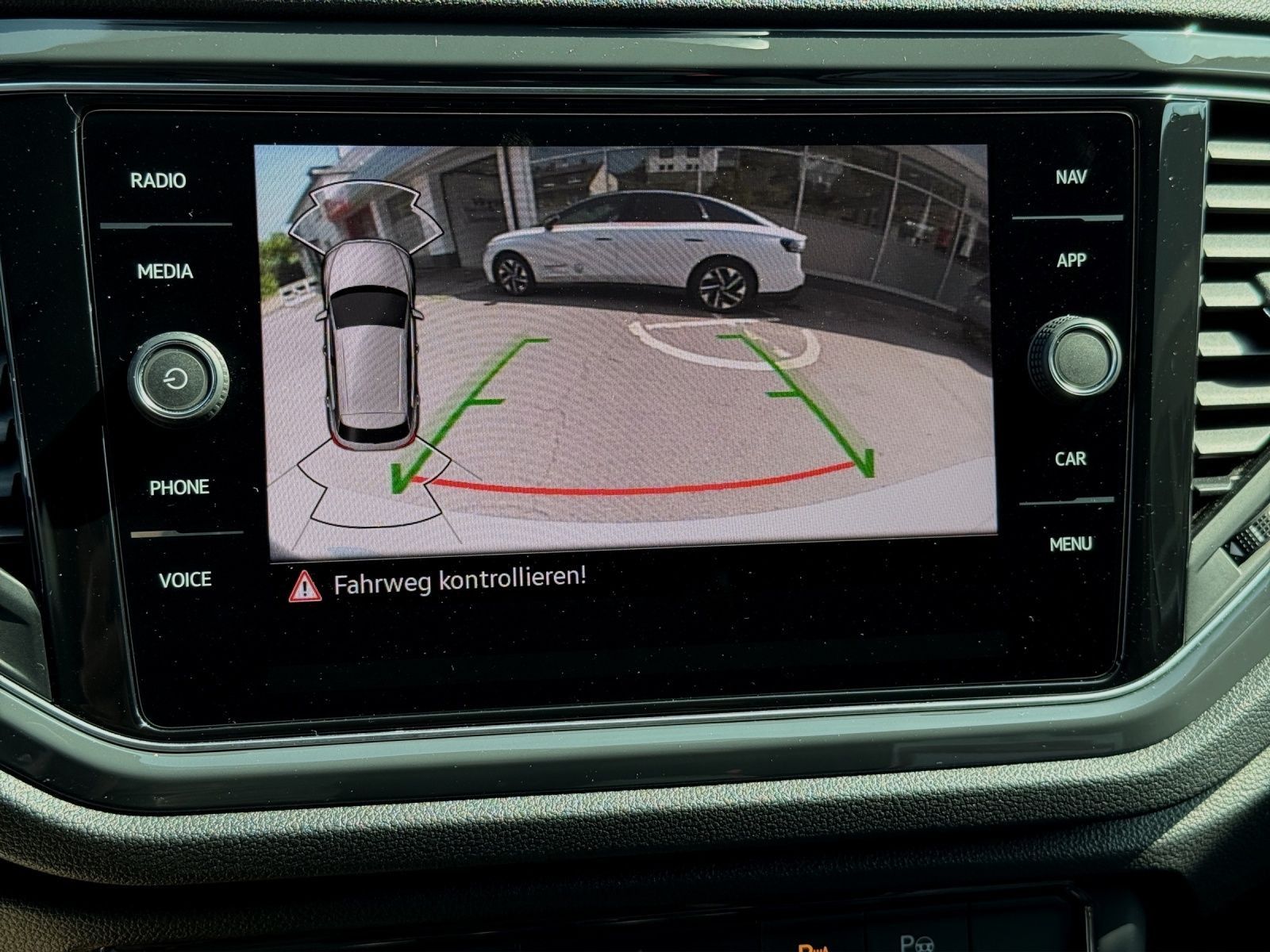 Volkswagen T-Roc 2.0 TDI DSG R-LINE - Samsaru's Car Outlet