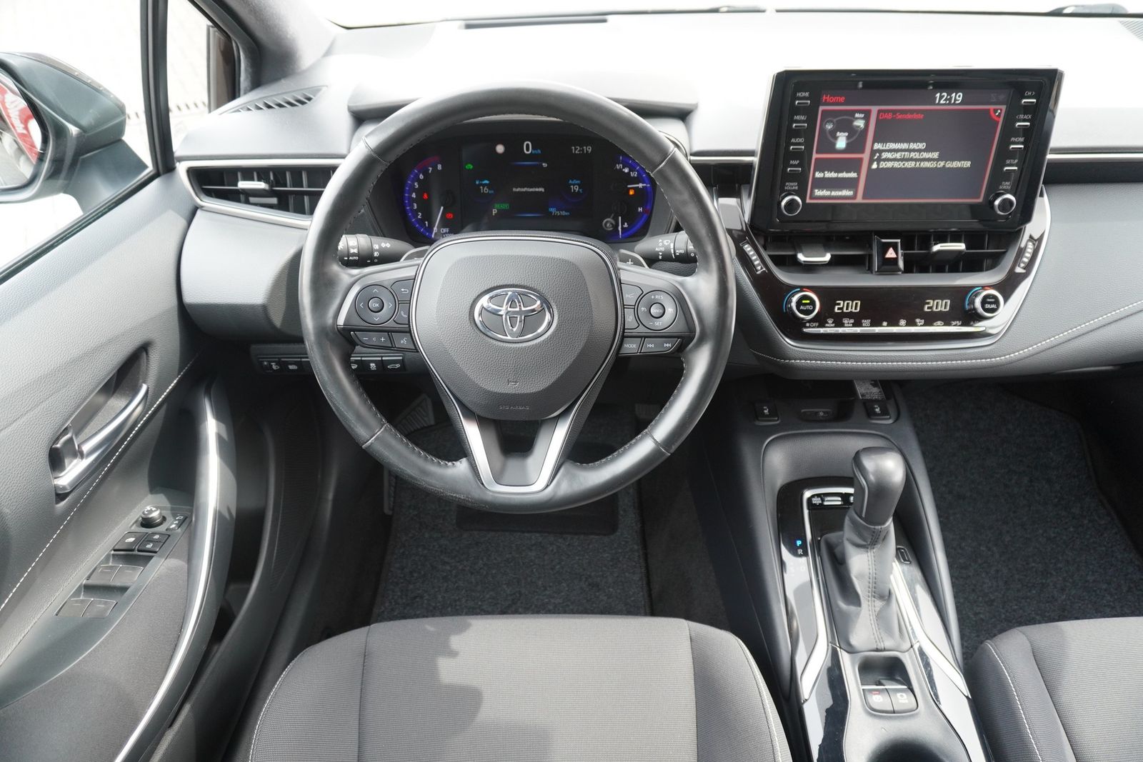 Toyota Corolla 2.0 Hybrid Lounge - Samsaru's Car Outlet