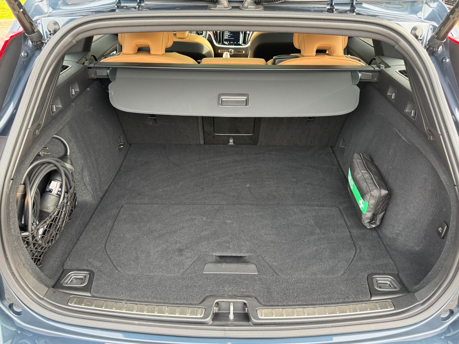 Volvo V60 T6 Ultra Dark B&W|MASSAGE|LEDER BRAUN|AHK|