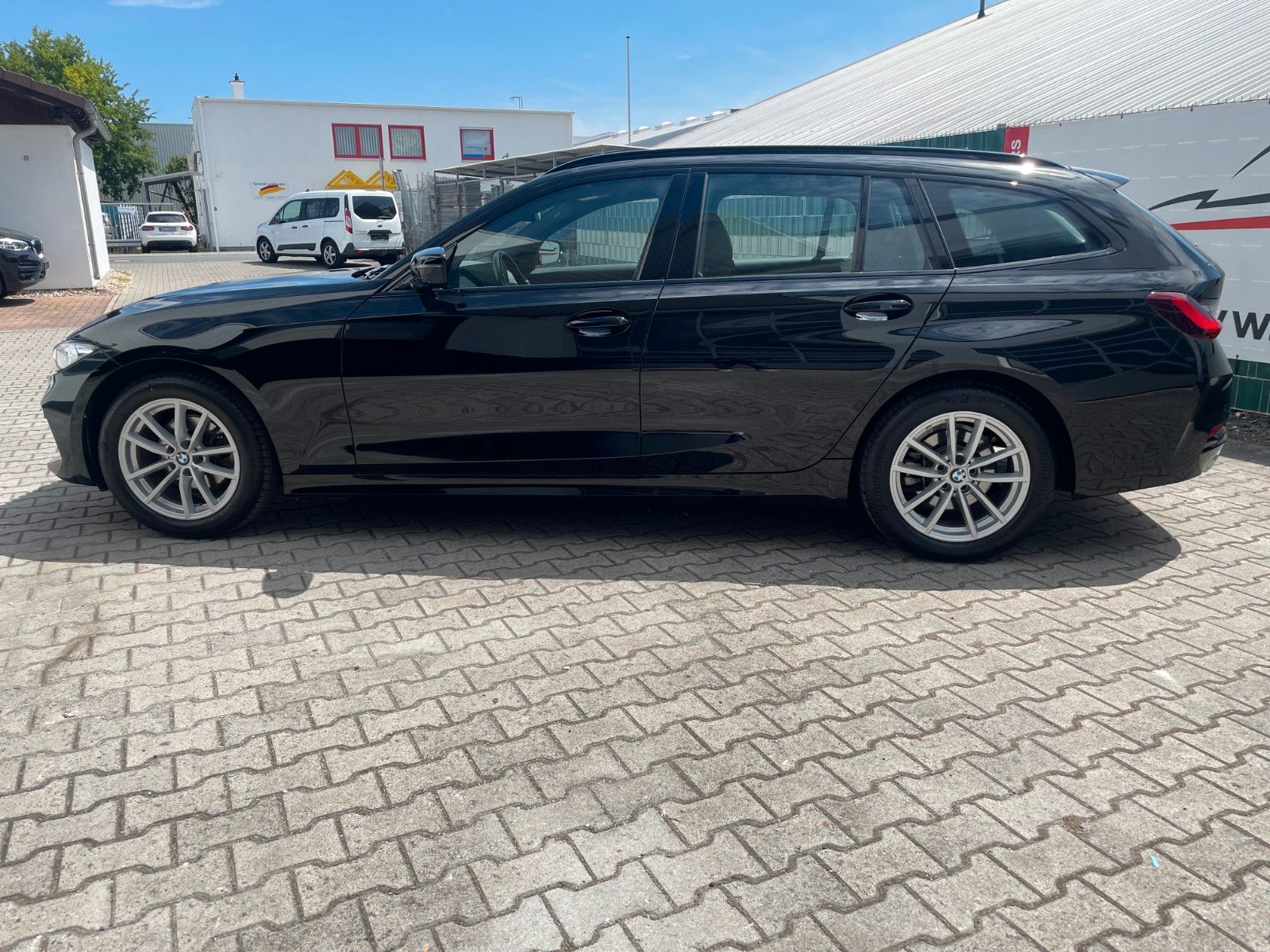 BMW 320d xDrive Touring - Samsaru's Car Outlet