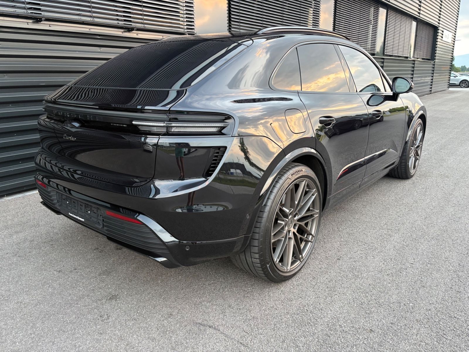 Porsche Macan E Turbo - Samsaru's Car Outlet