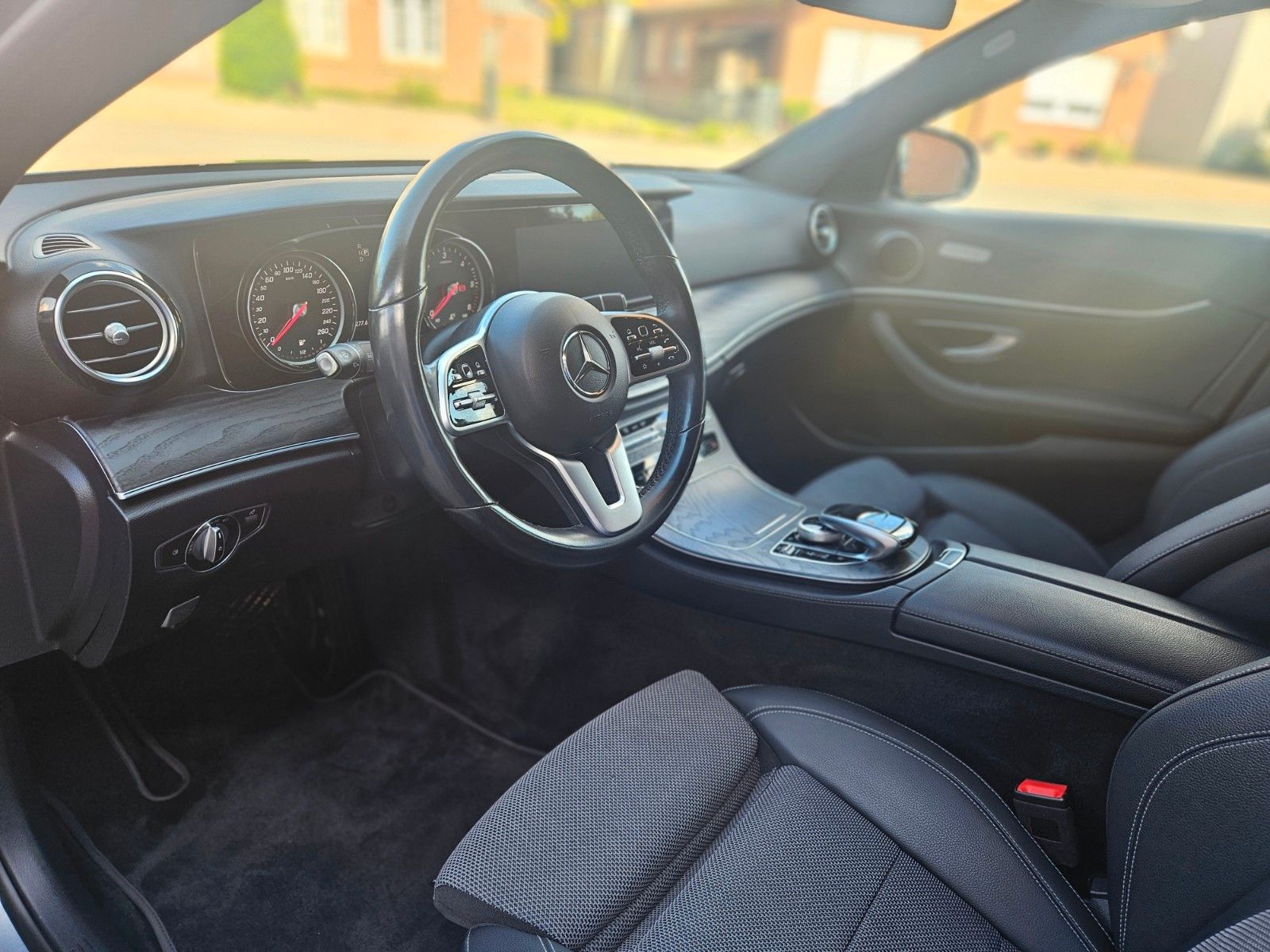Mercedes-Benz E 220 d - Samsaru's Car Outlet