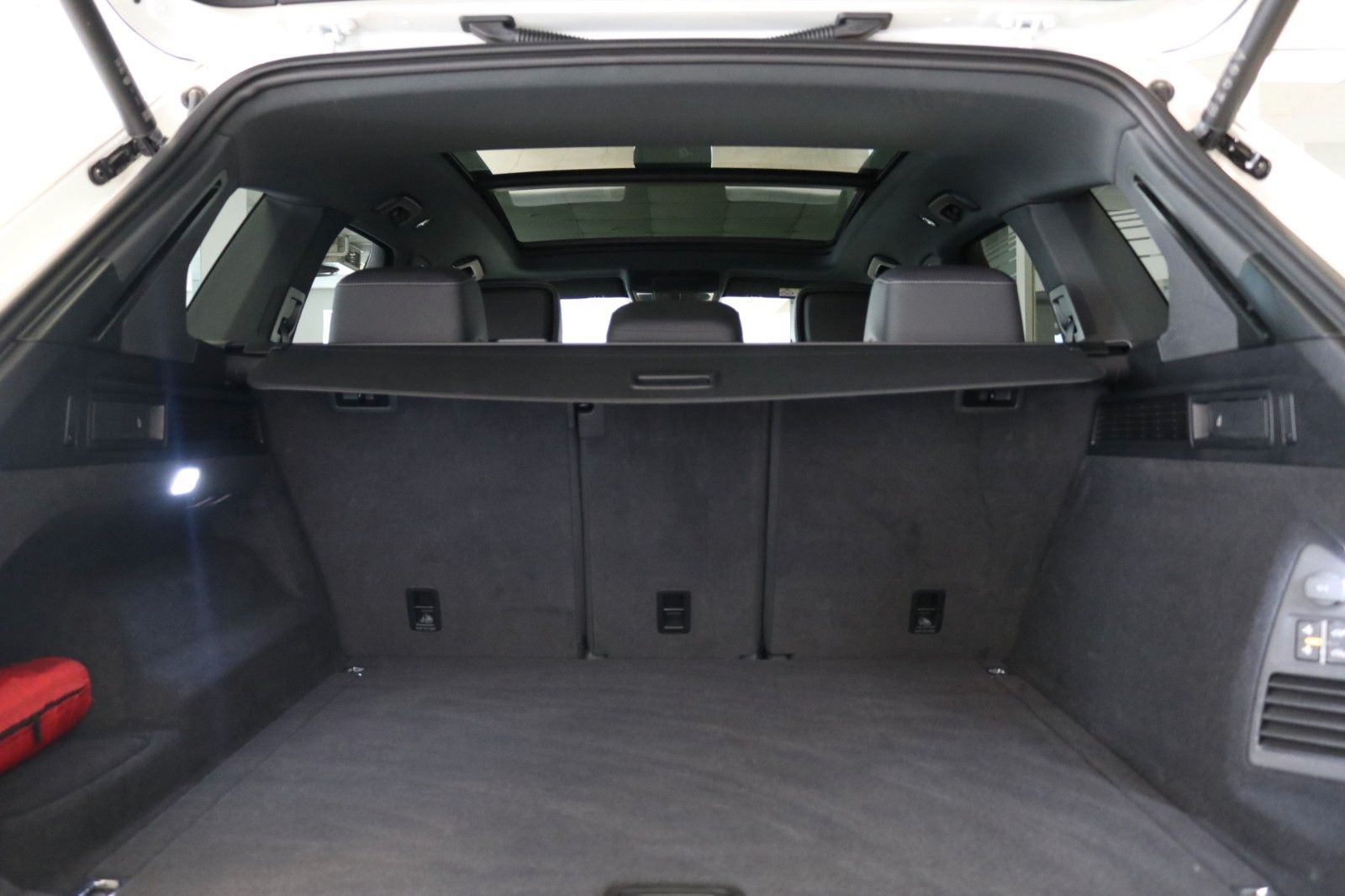 Volkswagen Touareg 2x R-Line Black - Samsaru's Car Outlet