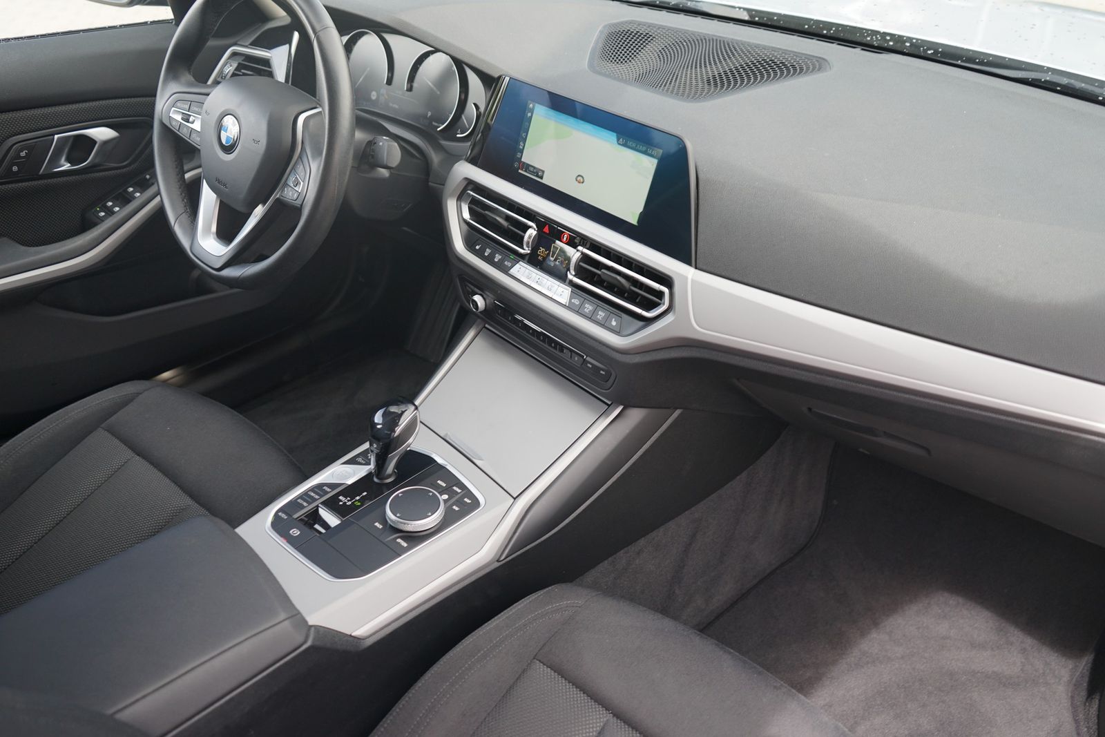 BMW 320i Advantage - Samsaru's Car Outlet