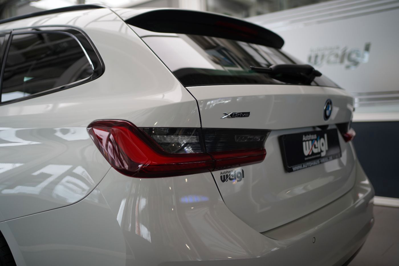 BMW 330e xDri Sport Line +HeadUp+Laserlicht+Komfortz
