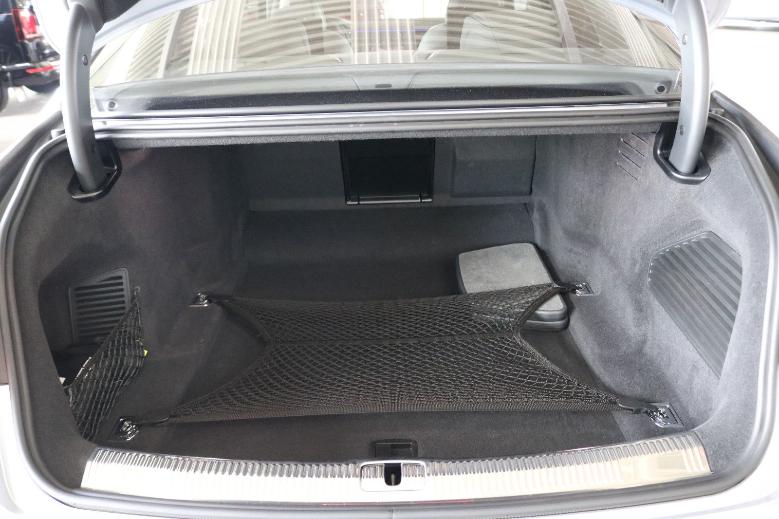 Audi A8 L 60 TFSI S line - Samsaru's Car Outlet