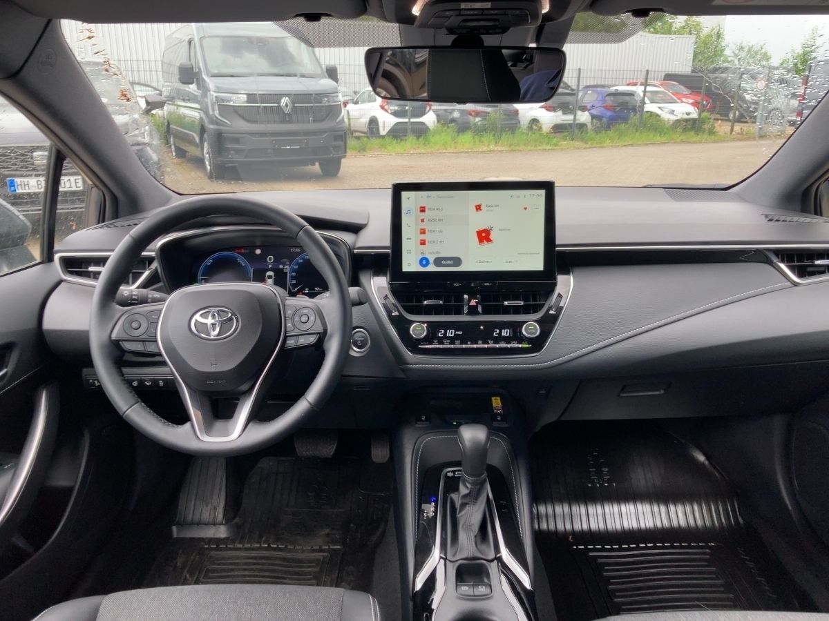 Toyota Corolla Touring Sports 2.0 Hybrid Team - Samsaru's Car Outlet