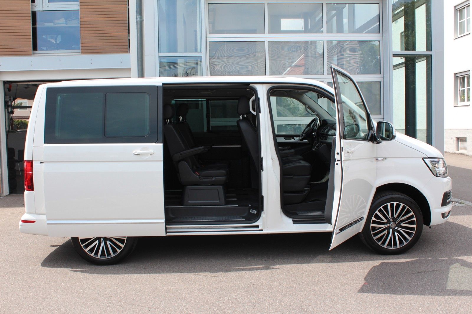 Volkswagen T6 Multivan Highline DSG - Samsaru's Car Outlet