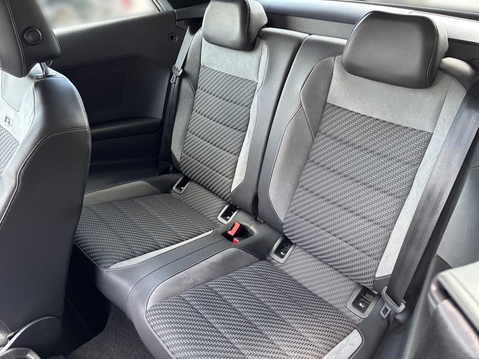 Volkswagen T-Roc R-LINE - Samsaru's Car Outlet