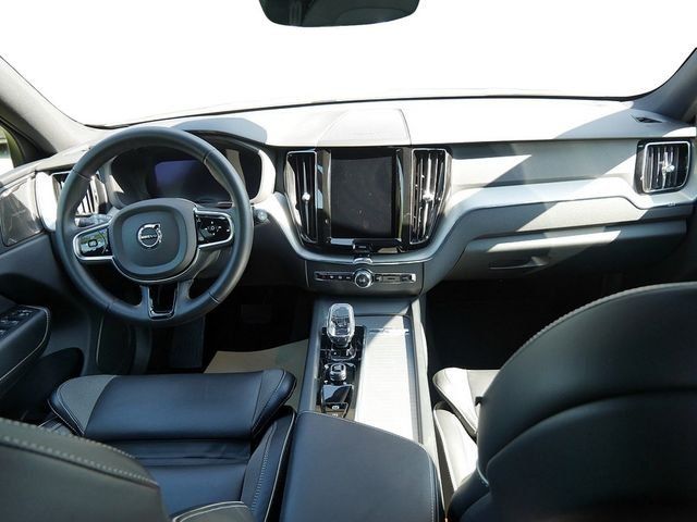 Volvo XC60 B4 Plus Dark SHZ H/K HGSD NAVI FACEL. LED