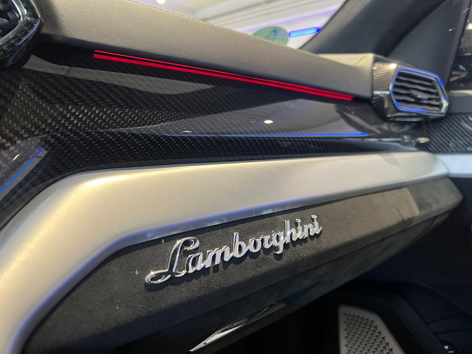 Lamborghini Urus *Großes Carbon Paket*Akrapovic*Garantie