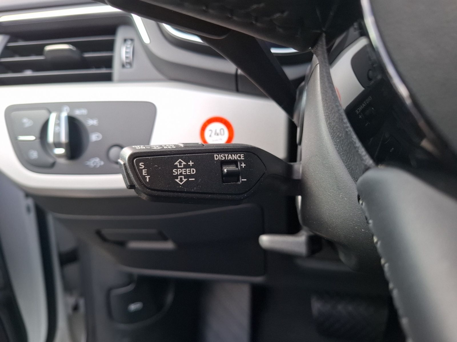 Audi A4 Avant 40 TDI quattro LED AHK Navi AVC ACC SHZ
