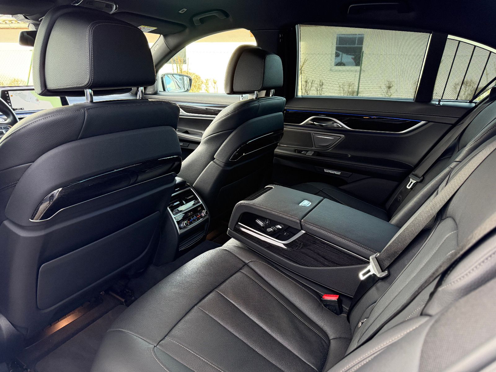 BMW 750ixDrive M-SPORT/MASSAGE/AHK/NIGHTV./LASER/H&K