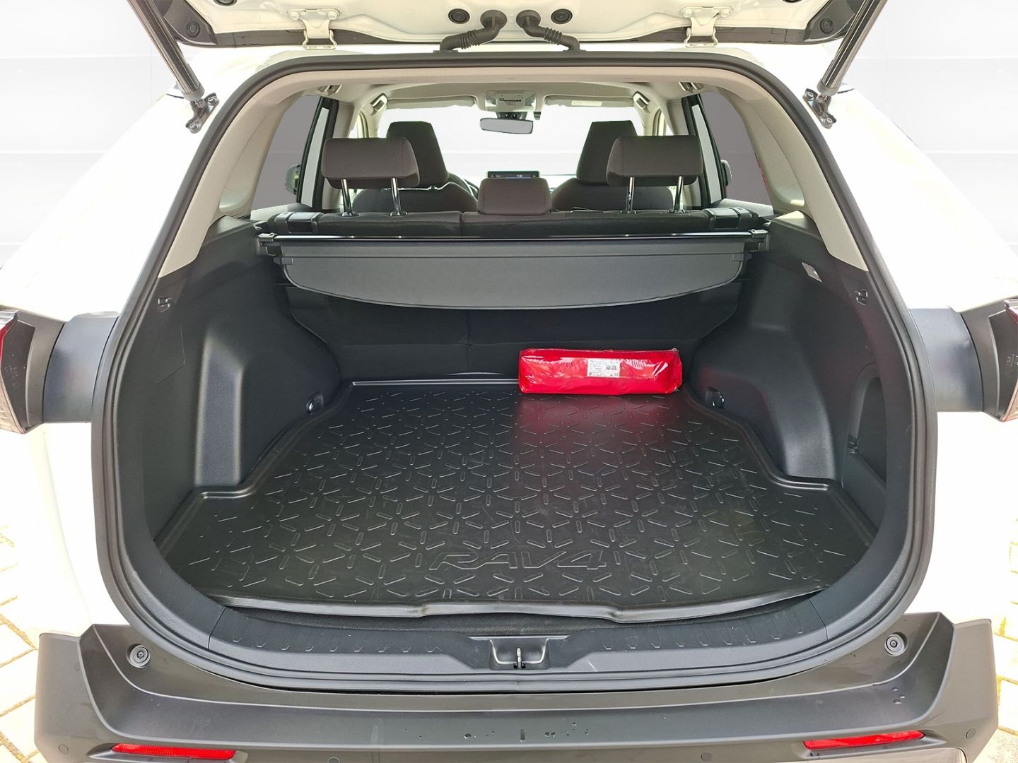 Toyota RAV 4 2.5 Hybrid 4x2 Team - Samsaru's Car Outlet