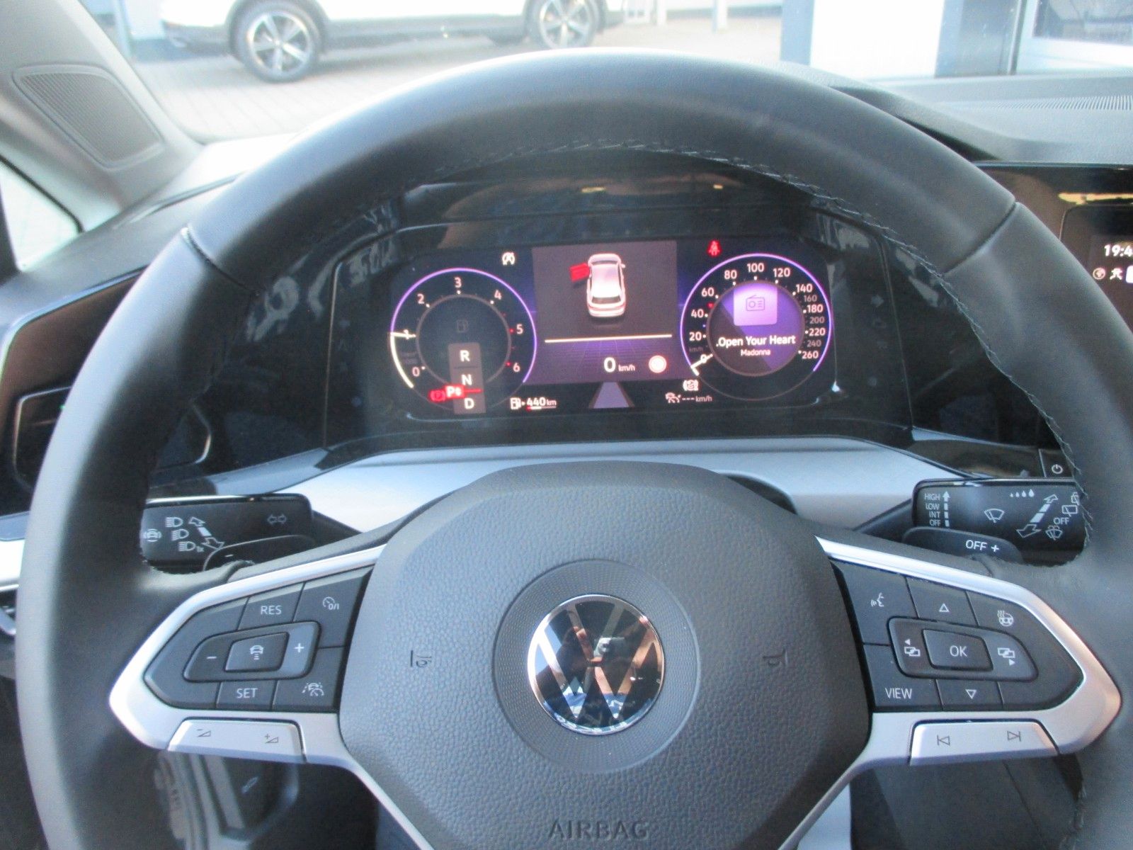 Volkswagen Golf 8 2.0 TDI DSG Life - Samsaru's Car Outlet