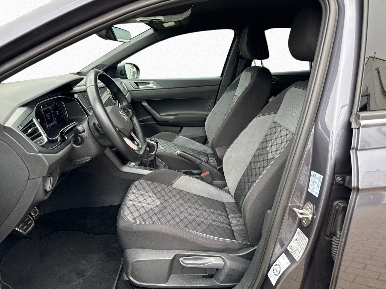 Volkswagen Taigo 1.5 TSI R-Line - Samsaru's Car Outlet