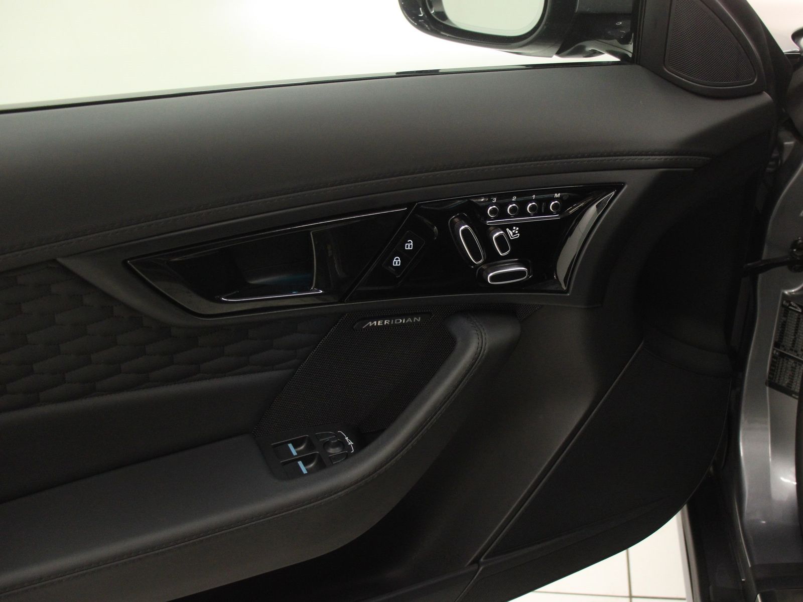 Jaguar F-Type Coupe P575 AWD R75 Pano DAB LED RFK PDC